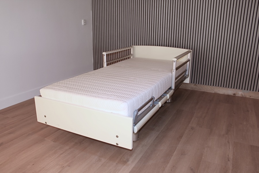 Hoog-laag bed qqq1035 Belletto 3080 MAN 90 x 200. Geheel gereviseerd en dus 1 jaar volledige garantie